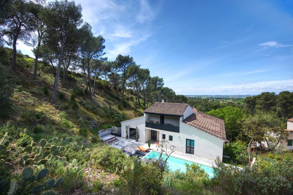 Saint-Étienne-du-GrèsにあるArty Provence, piscine chaufféeの丘の上の家