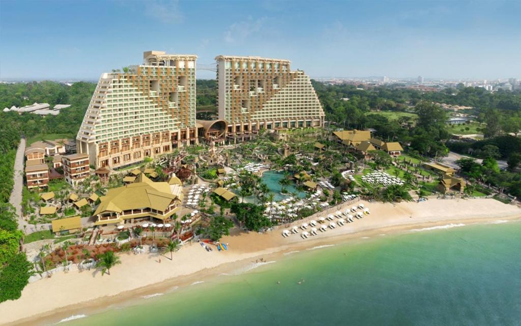 Blick auf Centara Grand Mirage Beach Resort Pattaya - SHA Extra Plus aus der Vogelperspektive