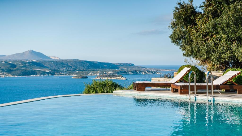 basen z widokiem na wodę w obiekcie Your-Villa, Villas in Crete w Chanii