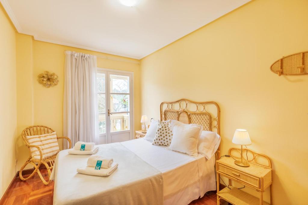 - une chambre avec un lit et 2 serviettes dans l'établissement Botanika - Baskey Rentals, à Lekeitio