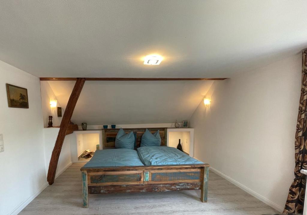Un pat sau paturi într-o cameră la Maharaja Ferienhaus