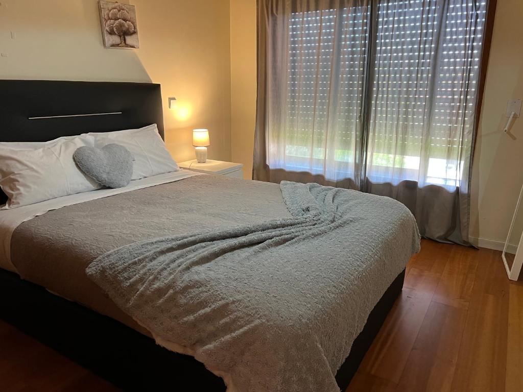 um quarto com uma cama grande e uma janela em Invicta House Arca D'Agua no Porto