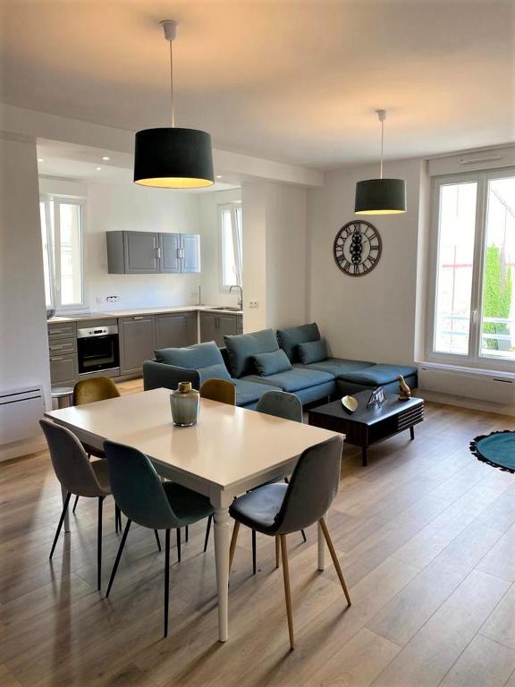 un salon avec une table et un canapé dans l'établissement Ponsardin #55 spacieux appartement 3 ch 6 couchages, à Reims