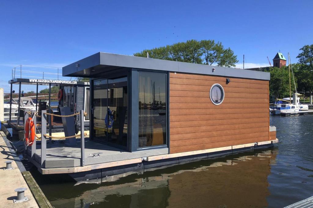Houseboat in Kamien Pomorski with a terrace - Housity