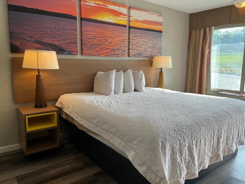 Days Inn & Suites by Wyndham Dayton North - スタンダード キングルーム（禁煙）