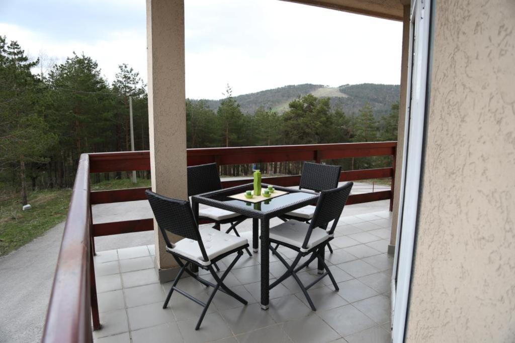 d'une terrasse avec une table et des chaises sur un balcon. dans l'établissement Helena Apartments, à Divčibare