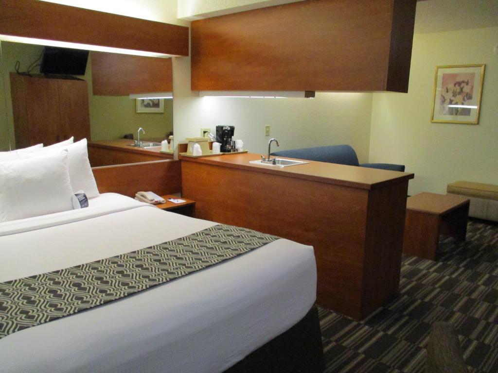 Microtel Inn and Suites - Inver Grove Heights - Queen Suite - Non-Smoking