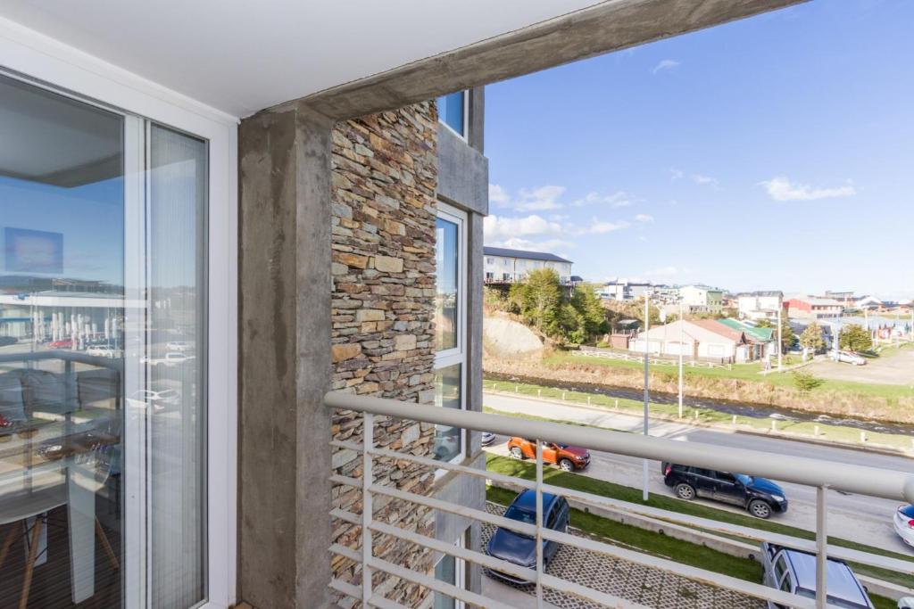 una vista desde el balcón de una casa en Pacífico Apartamentos Ribera en Ushuaia