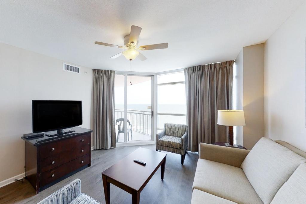 un soggiorno con divano e TV a schermo piatto di Prince Resort 1708 a Myrtle Beach