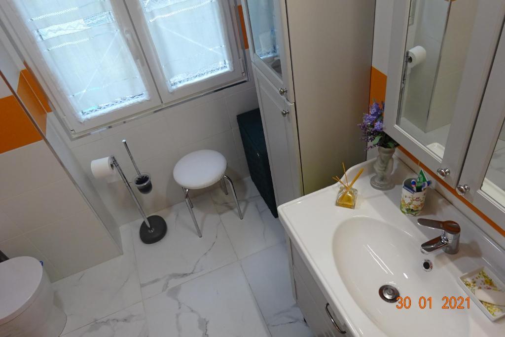 Baño blanco con lavabo y aseo en Apartamento Zona Playa y centro Ciudad, en Santander