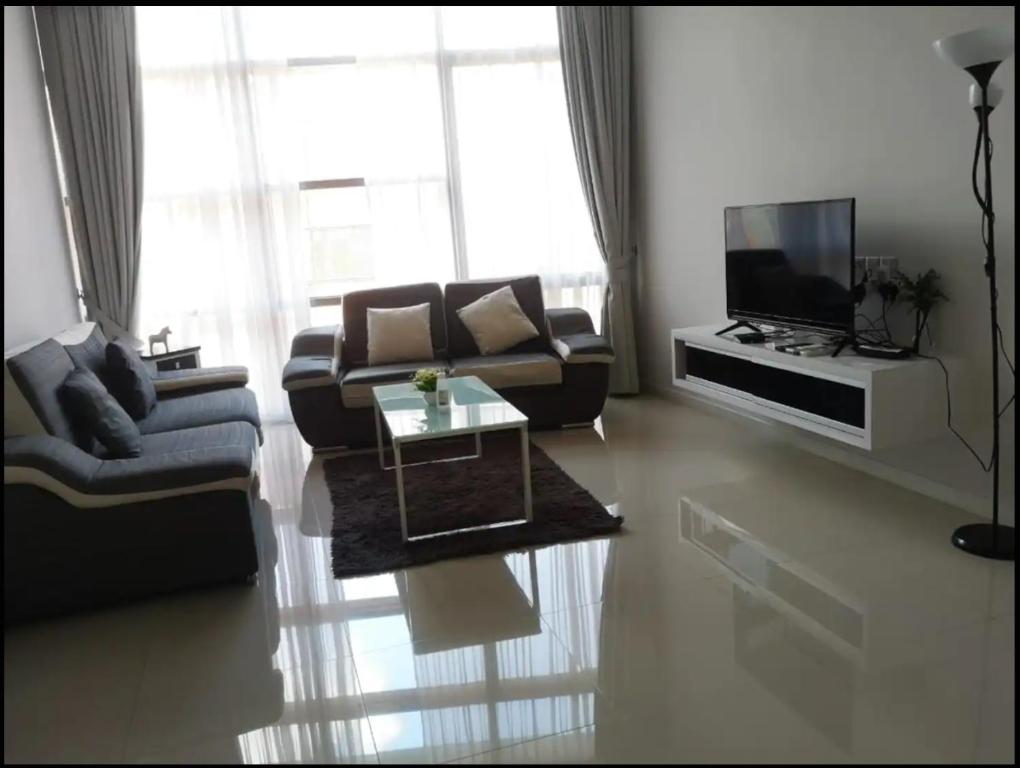 - un salon avec un canapé et une télévision dans l'établissement Executive 2-Bedroom Next to Paradigm Mall and New World Hotel, à Petaling Jaya