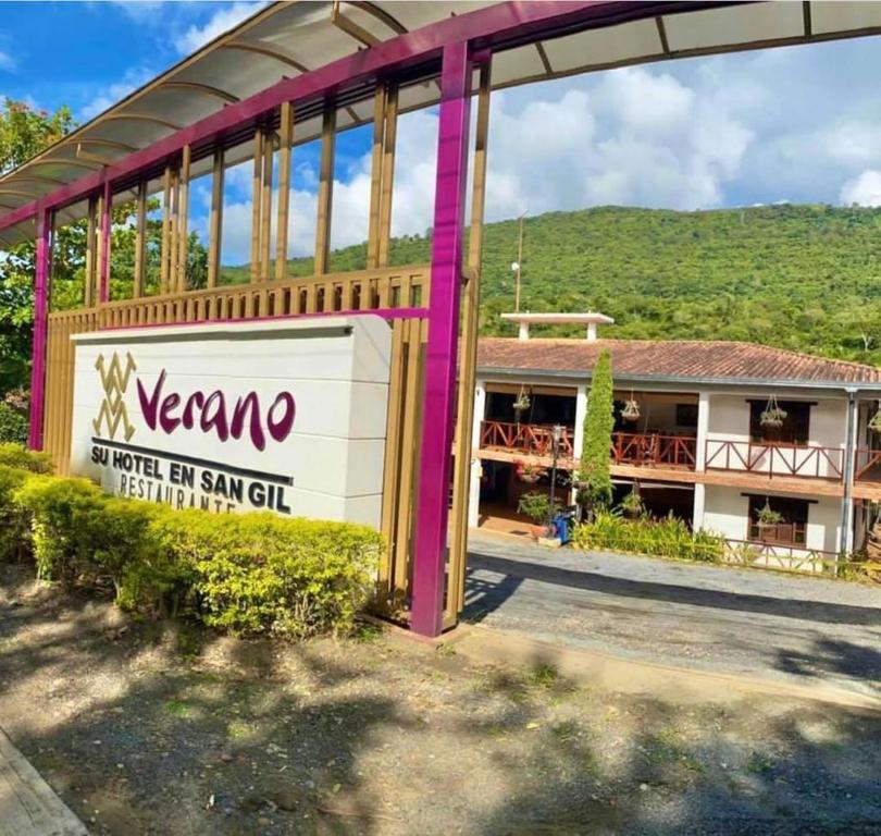 un bâtiment avec un panneau devant lui dans l'établissement Hotel Verano Resort San Gil, à San Gil