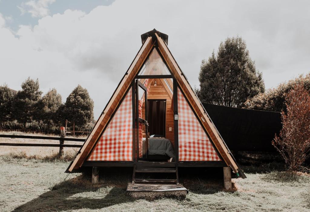 瓜塔维塔Mini Chalet de lujo en Guatavita的一间拥有红白色屋顶的小房子