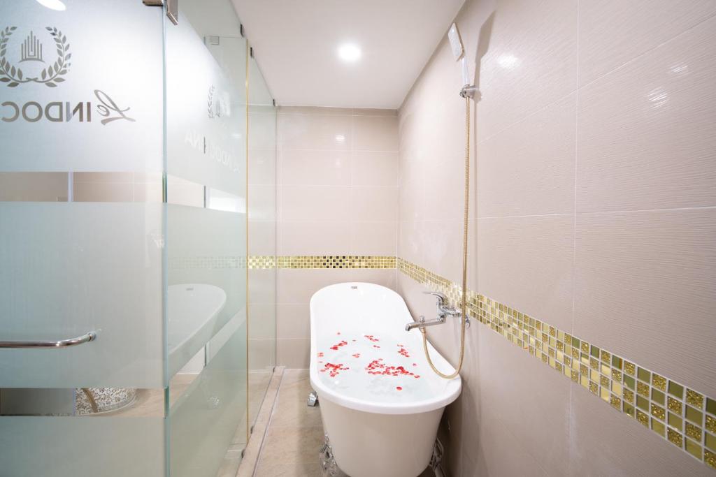 Koupelna v ubytování Le Indochina Hotel & Beach Da Nang City