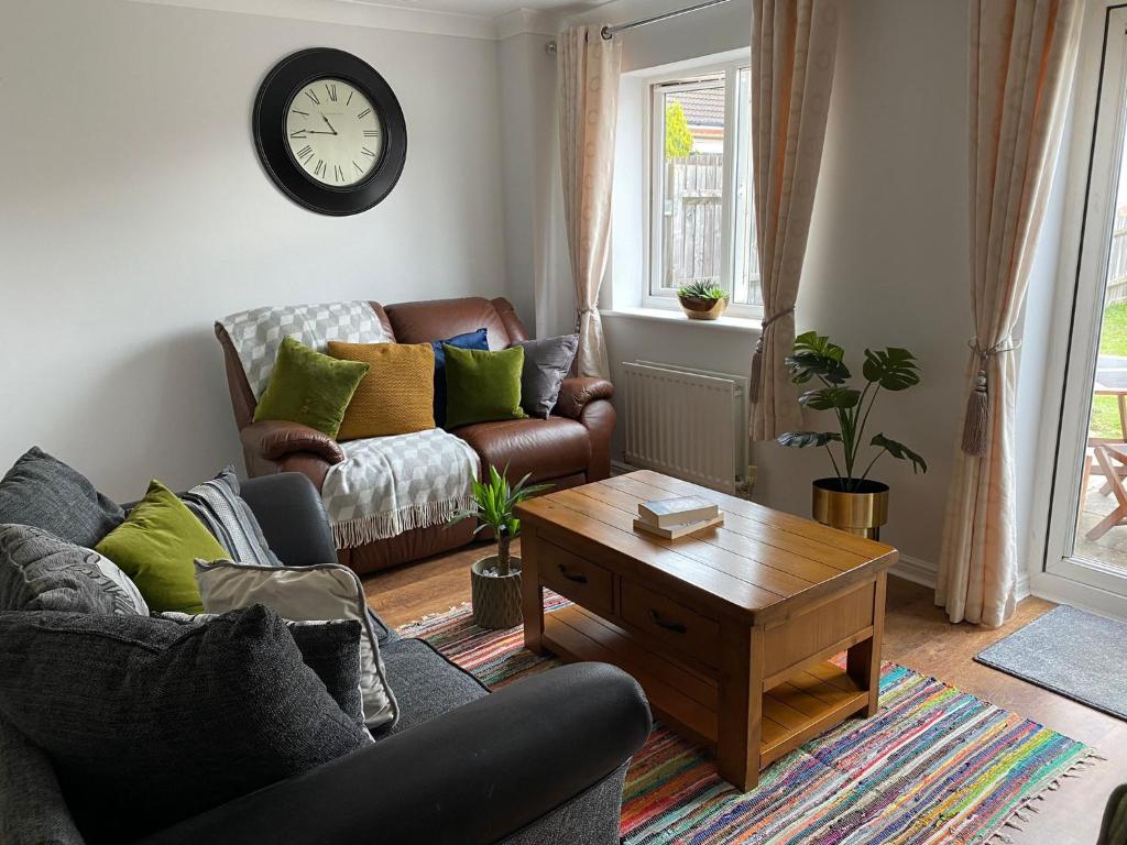 ROOM ONLY - private property in quiet estate في نوتينغهام: غرفة معيشة مع أريكة وطاولة قهوة