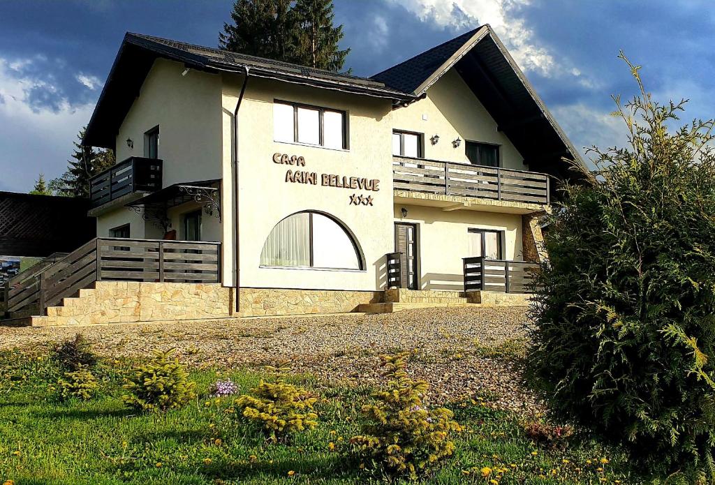 Una casa con un cartel en el costado. en Casa Arini Bellevue, en Vatra Dornei