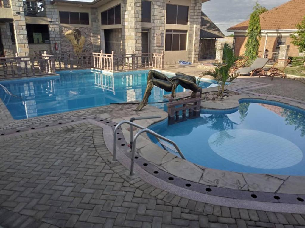 una piscina con scivolo al centro di Bucolic Heritage Resort a Adjumani