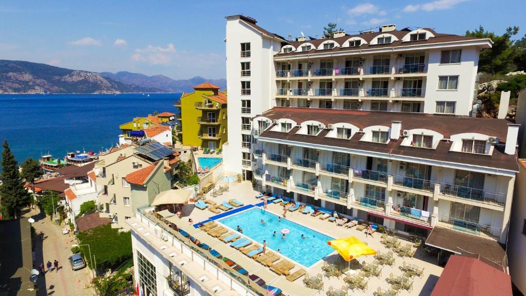 una vista de un hotel y una piscina en MERİÇ HOTEL TURUNÇ en Beşevler