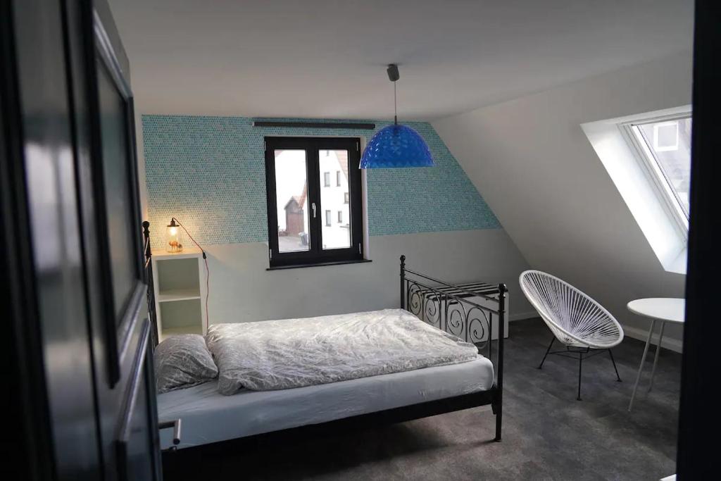een slaapkamer met een bed, een raam en een tafel bij Beautiful big house with garden in Tübingen