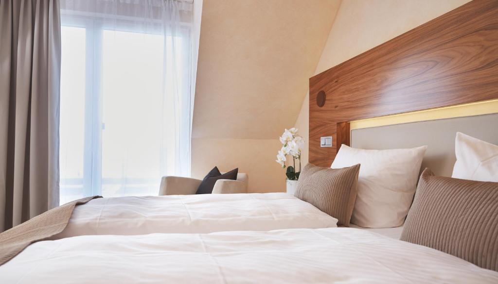 Postel nebo postele na pokoji v ubytování Klüt Hotel