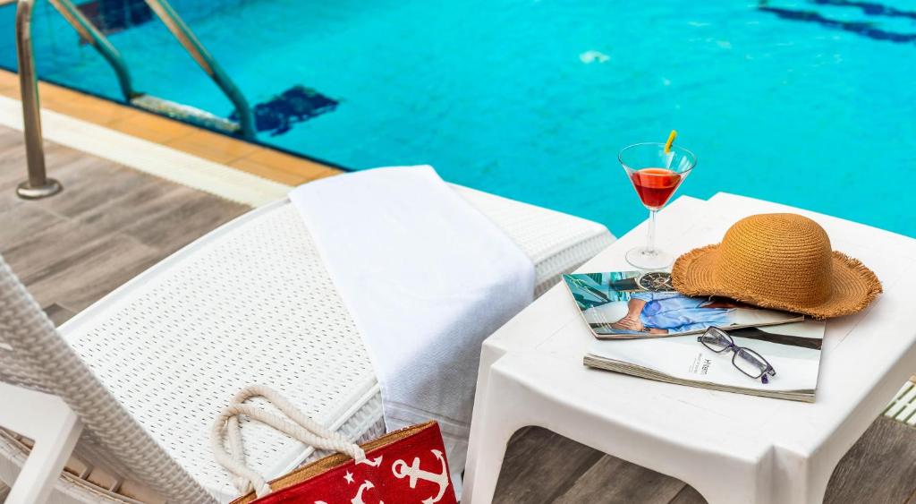 Bazén v ubytování Almogim Suites Eilat Hotel nebo v jeho okolí