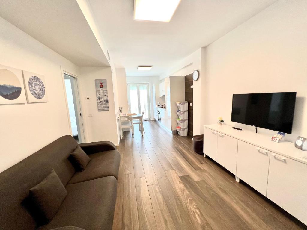 Televízia a/alebo spoločenská miestnosť v ubytovaní B&B Amare POLIGNANO