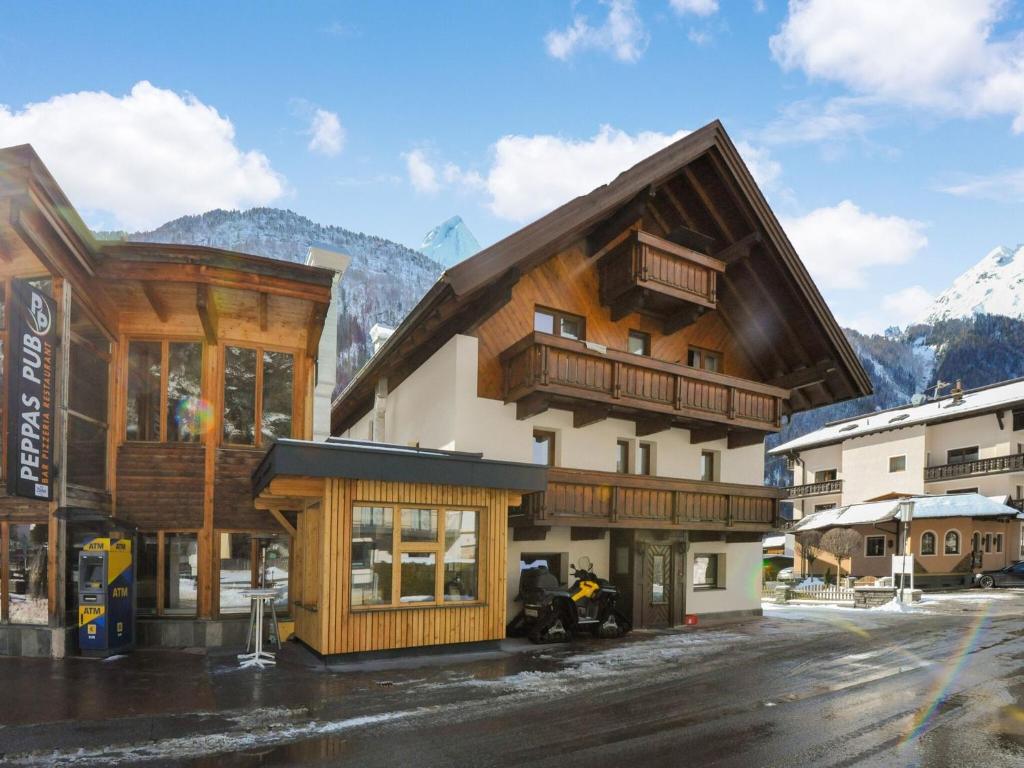 budynek z motocyklem zaparkowanym przed nim w obiekcie Apartment in Huben near Ski Slopes w Langenfeld