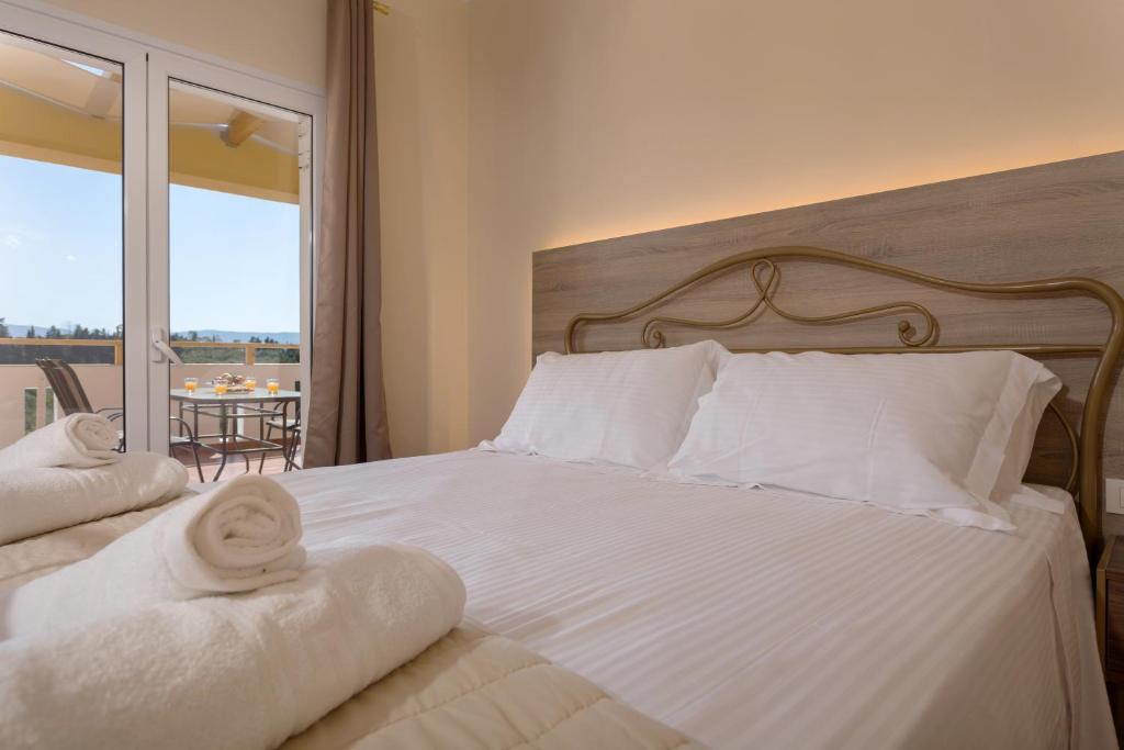 A bed or beds in a room at Villa Melody Complex