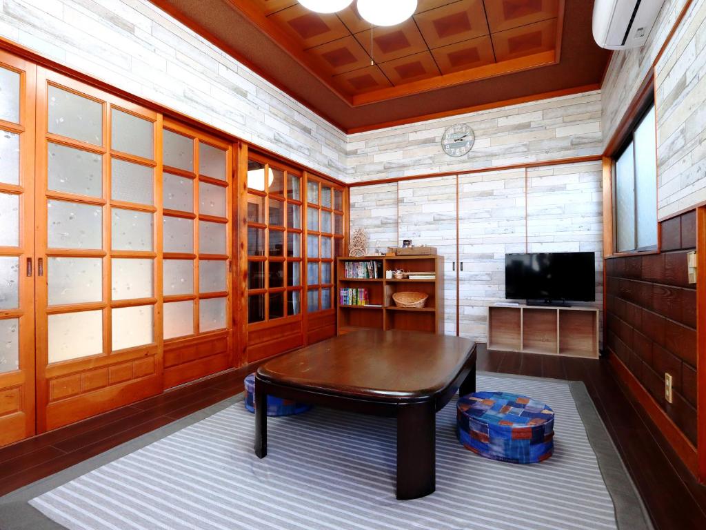 Guesthouse YadoyaDOYAにあるテレビまたはエンターテインメントセンター