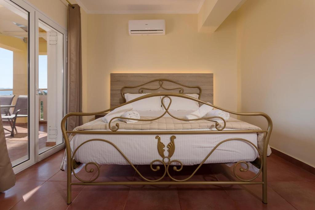 A bed or beds in a room at Villa Melody Complex