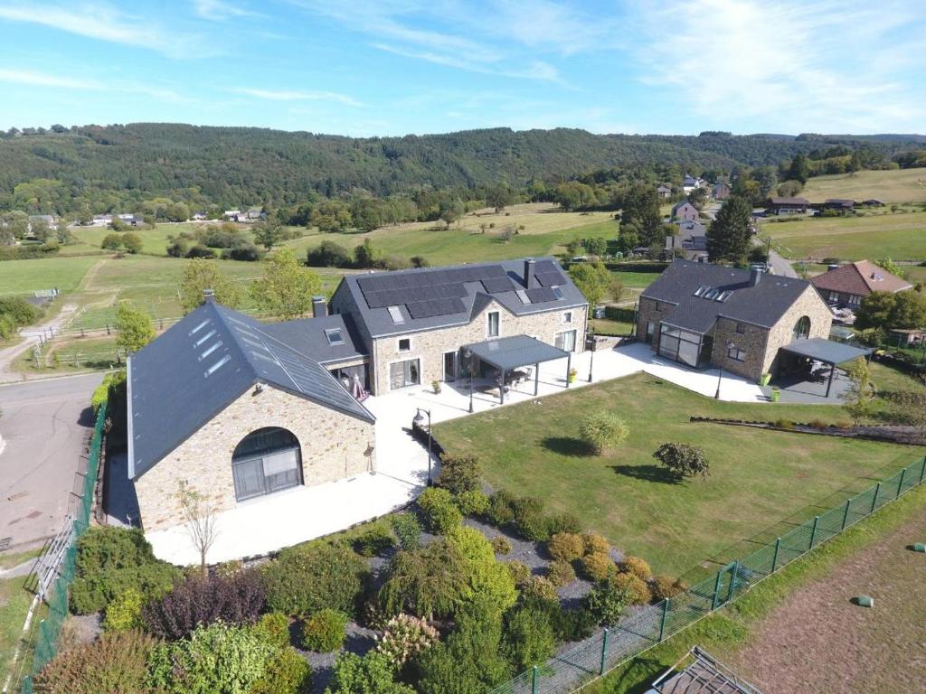 - une vue aérienne sur une grande maison avec une cour dans l'établissement Cha Cha de Loup, à Rendeux