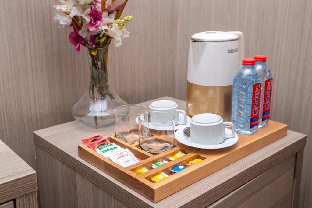 Příslušenství pro přípravu čaje a kávy v ubytování Grand Midway Hotel