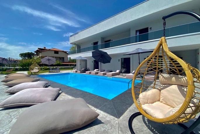 Bazén v ubytovaní V luxury Suites alebo v jeho blízkosti