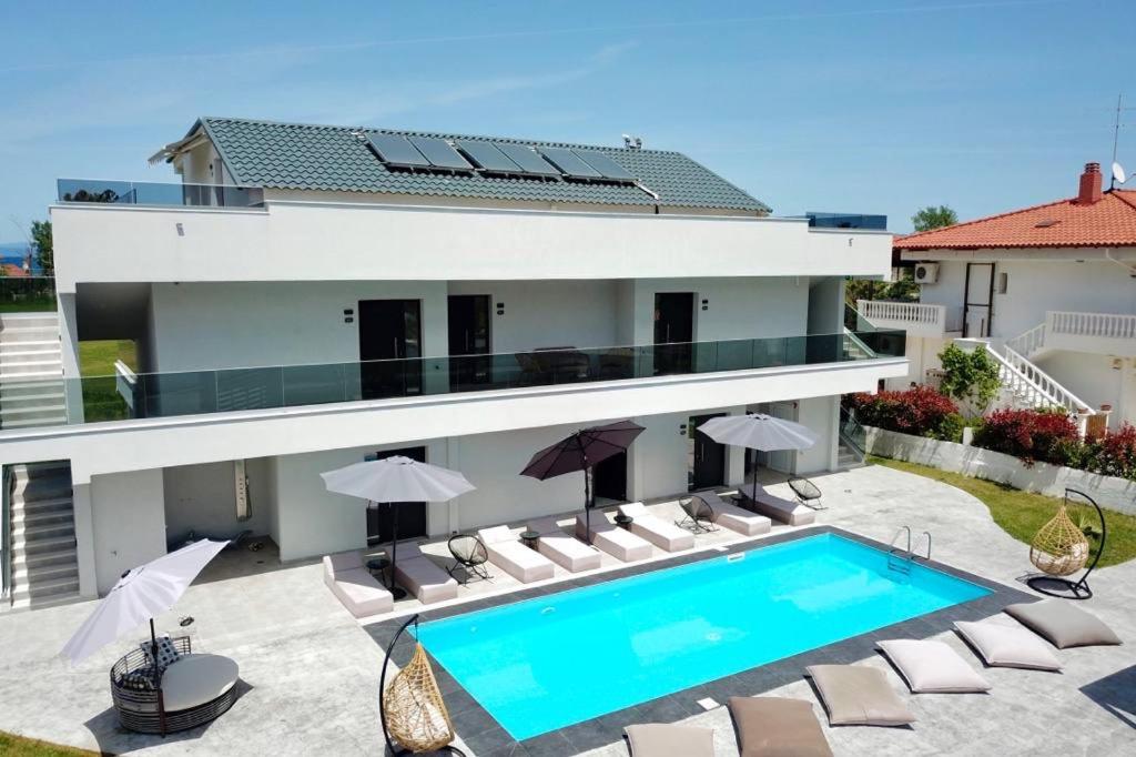 Bazén v ubytovaní V luxury Suites alebo v jeho blízkosti