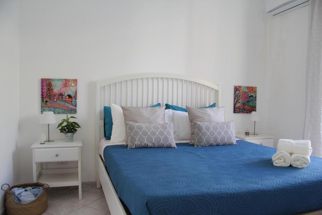 A bed or beds in a room at Casa Vacanze Terramare, 550 mt from the beach, close to Ortigia historic center