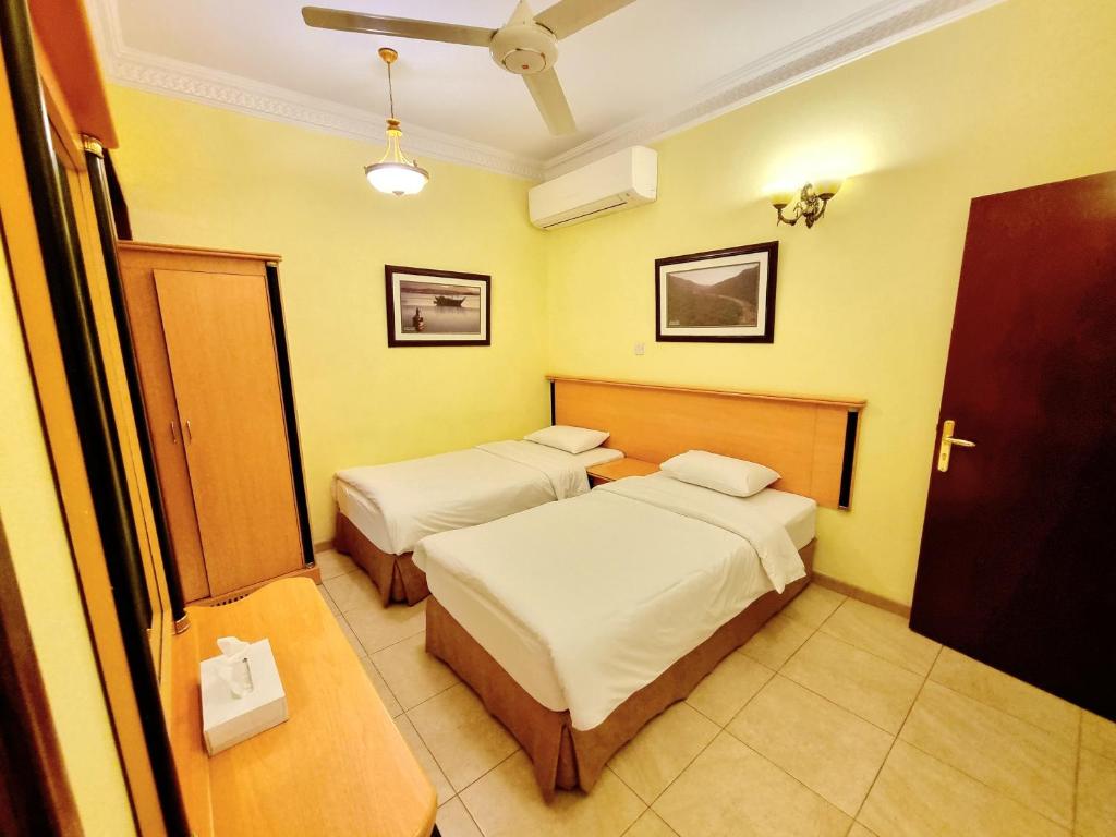 Postel nebo postele na pokoji v ubytování Muscat International Hotel