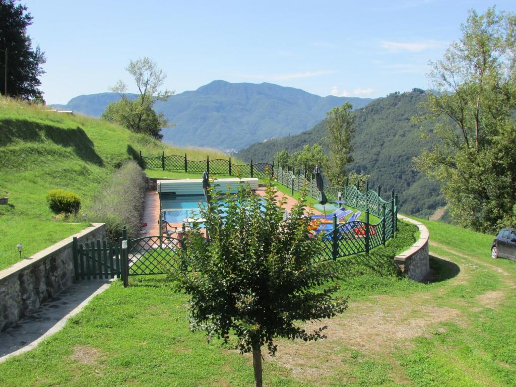 una recinzione di fronte a una casa con una roulotte di Casa Barile a Fosciandora