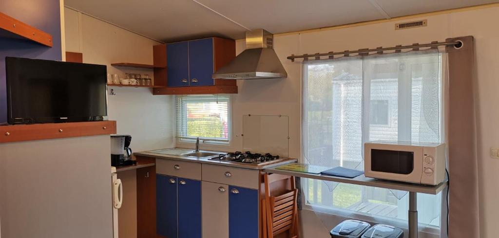 Kuchyň nebo kuchyňský kout v ubytování camping Le Kermadec