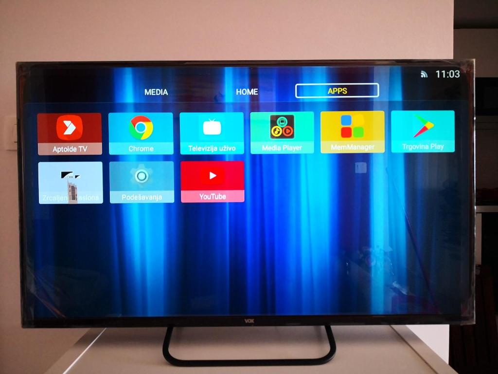 Televízia a/alebo spoločenská miestnosť v ubytovaní Apartmani Novak - Vir