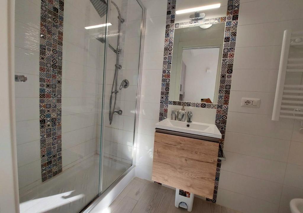 W łazience znajduje się prysznic, umywalka i lustro. w obiekcie Casa Valeria w mieście Porto Santo Stefano