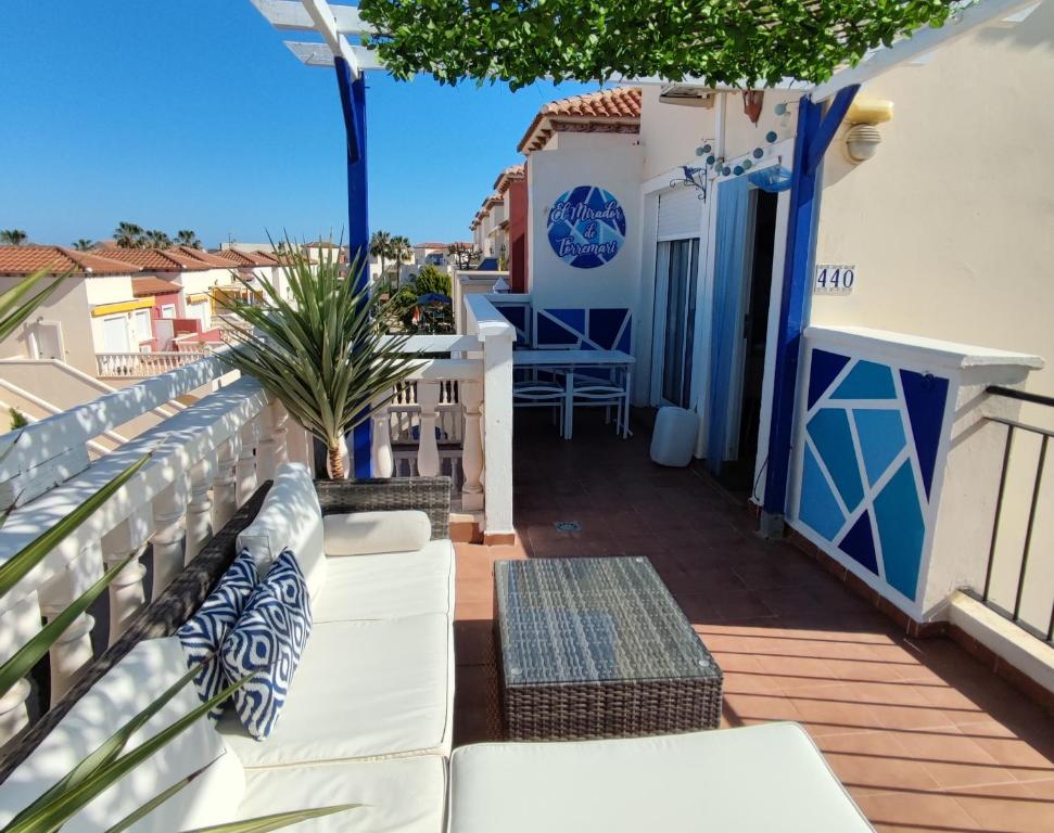 een balkon met witte meubels in een gebouw bij El Mirador de Torremari - Nudista - Vera playa in Vera