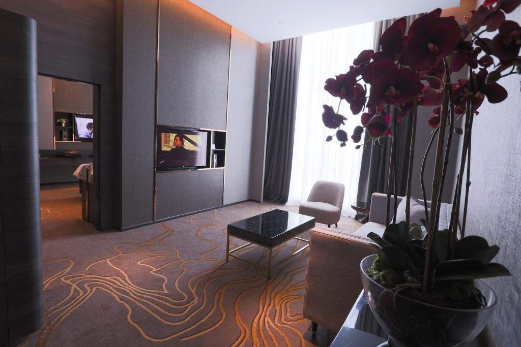 TV a/nebo společenská místnost v ubytování Ames Hotel