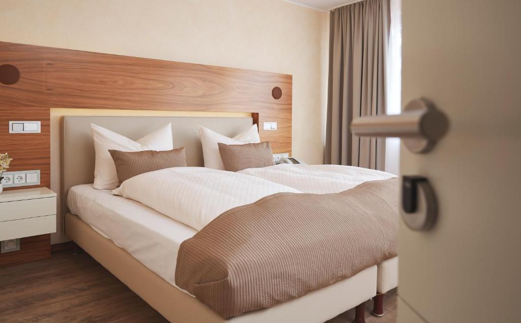 Postel nebo postele na pokoji v ubytování Klüt Hotel