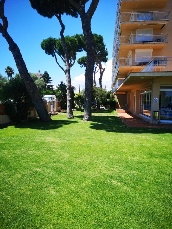 Vonkajšia záhrada v ubytovaní Acogedor apartamento con piscina y vistas al mar