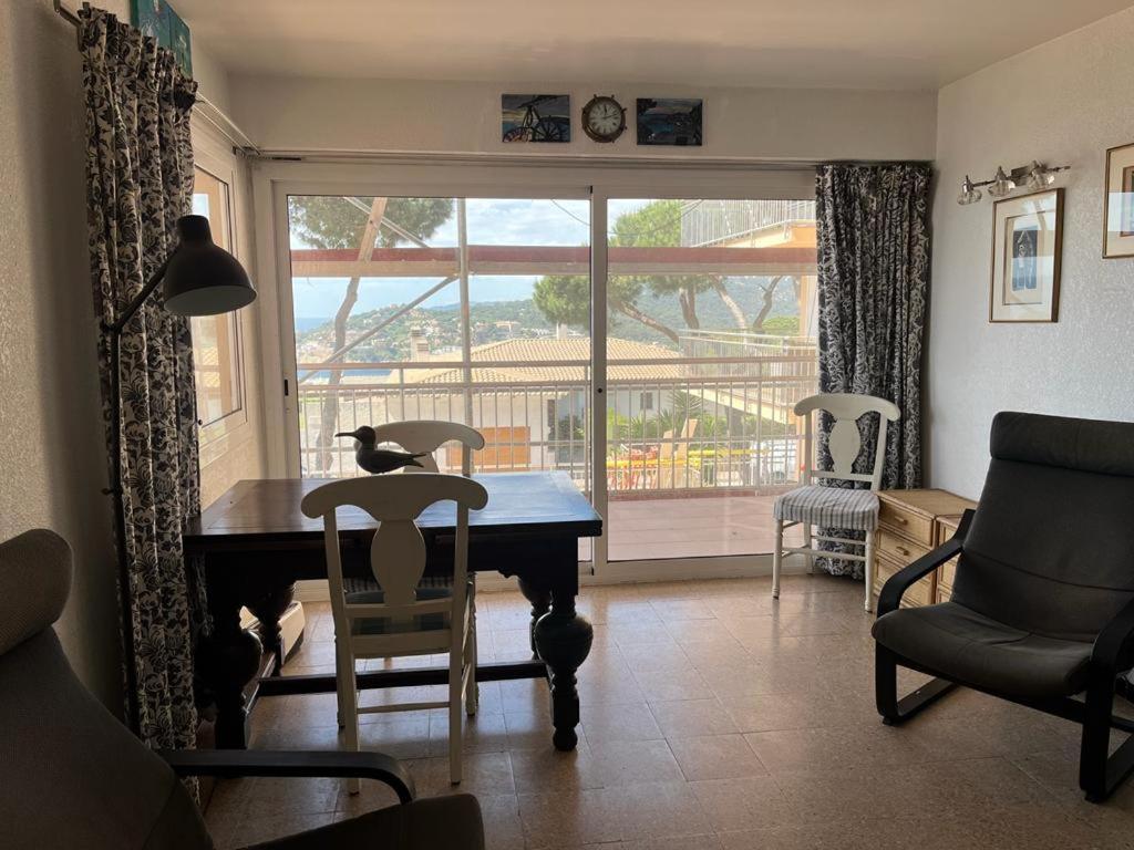 Posedenie v ubytovaní Acogedor apartamento con piscina y vistas al mar