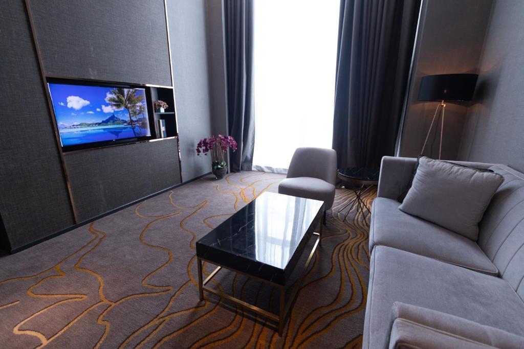 TV a/nebo společenská místnost v ubytování Ames Hotel