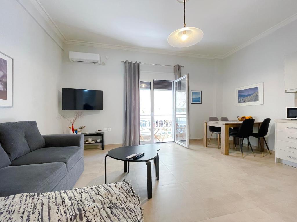 Телевизор и/или развлекательный центр в SOKOS Residence, 4' walk from Syngrou-Fix Metro