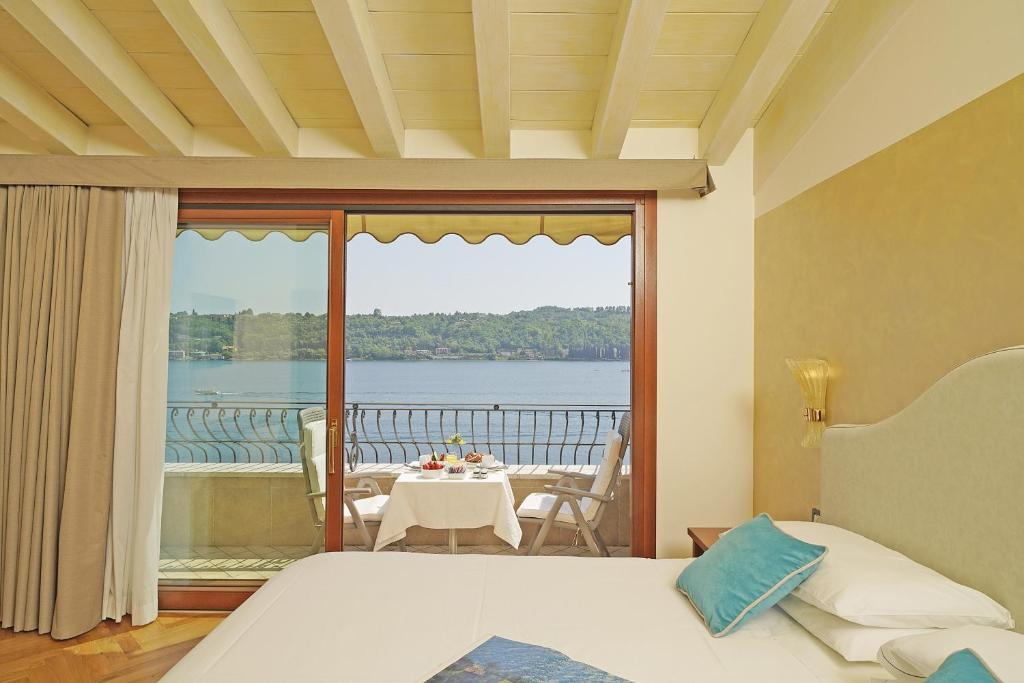 Výhled na řeku, která protéká v blízkosti hotelu