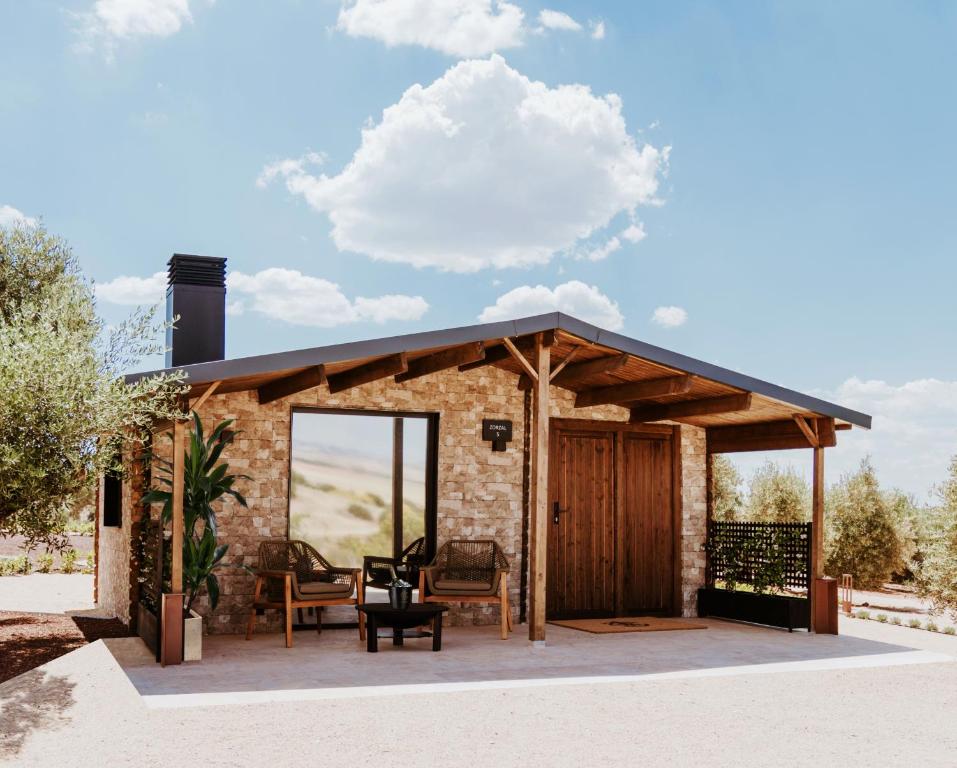 una cabina con una porta di legno e alcune sedie di Finca Los Collados de San Miguel a Villamanrique
