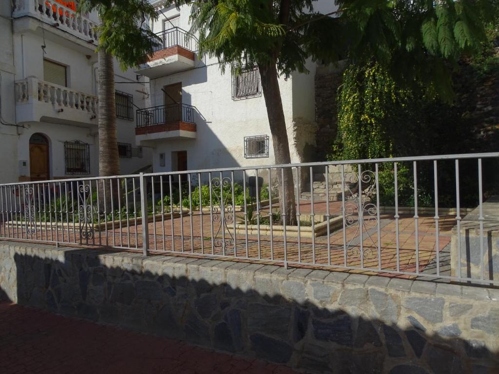 una recinzione di fronte a un edificio di Casa Margarita Charming Character Cottage in Bedar, Andalusia a Bédar